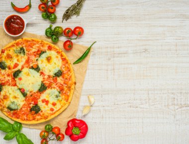 Kopyalama alanı alanı üzerinde malzemelerle pişmiş Pizza