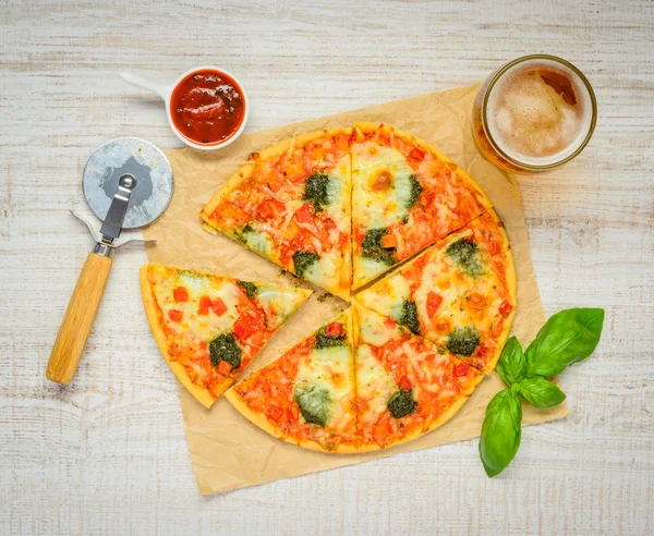 Pizza domates sosu ve cam bira ile dilimlenmiş — Stok fotoğraf