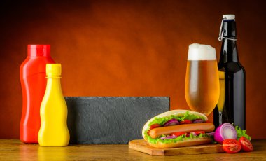 Fast Food sosisli sandviçle bira ve kopya alanı
