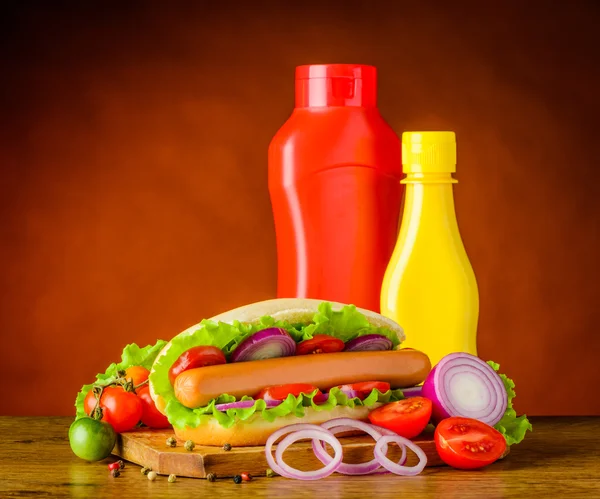 Sandwich aux hot-dogs avec ketchup et moutarde — Photo