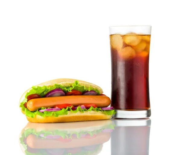 Hot Dog smörgås med kall Cola på vit bakgrund — Stockfoto