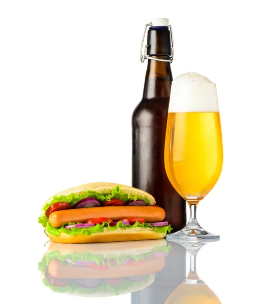 Hot Dog con cerveza fría aislada sobre fondo blanco — Foto de Stock