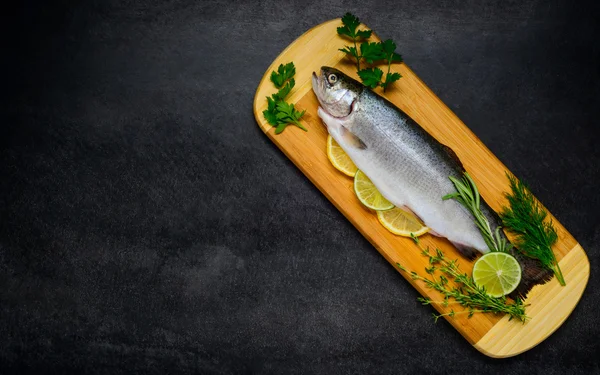 Rå fisk beredd för matlagning med kopia utrymme område — Stockfoto