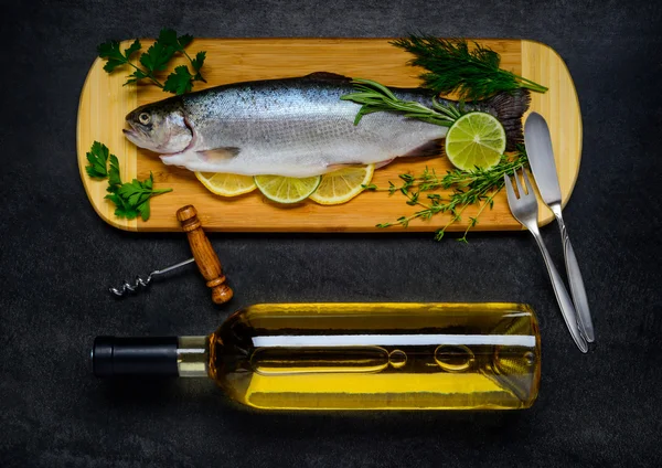 Pesce trota e bottiglia di vino bianco — Foto Stock