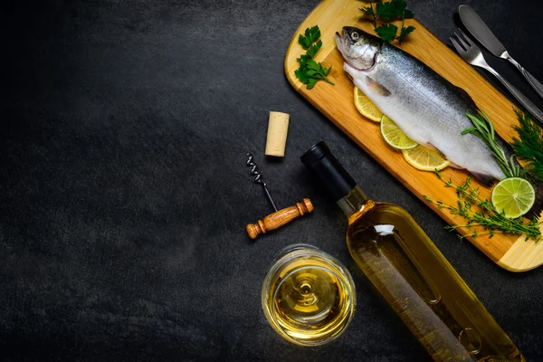 白ワインとコピー領域を持つマス魚 — ストック写真