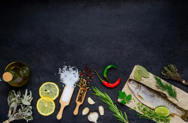 Balık ve pişirme malzemelerle kopya alanı