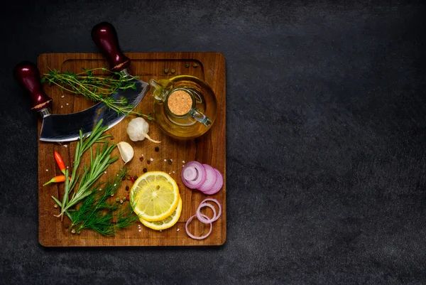 Hierbas e ingredientes de cocina con espacio de copia — Foto de Stock