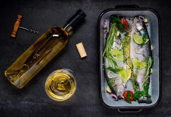 Tillagning av fisk med vitt vin — Stockfoto