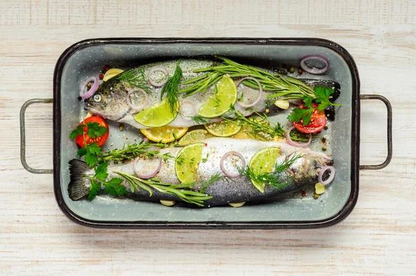 Matlagning öring fisk — Stockfoto