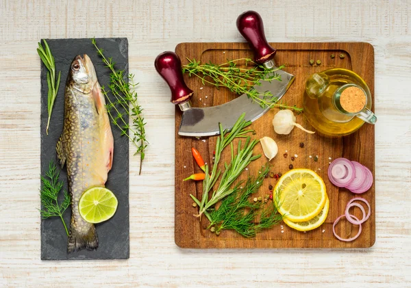 Truta arco-íris com ingredientes de cozinha — Fotografia de Stock