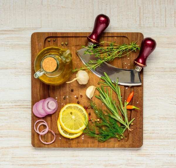 Ingredientes de cozinha em tábua de madeira — Fotografia de Stock