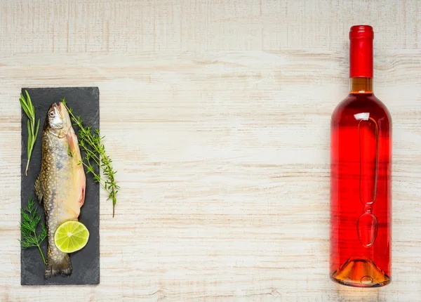 Fisk och vin med kopia utrymme — Stockfoto