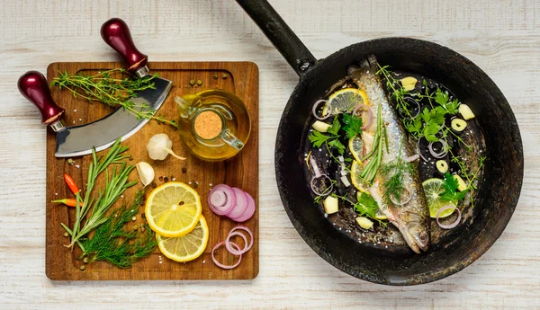 Fisk i stekpannan och matlagning ingredienser — Stockfoto