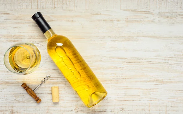 Белое вино из стекла и бутылки с копировальным пространством — стоковое фото