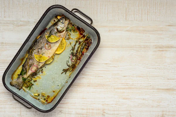 Kokt fisk i fyrkantiga stekpanna med kopia utrymme — Stockfoto