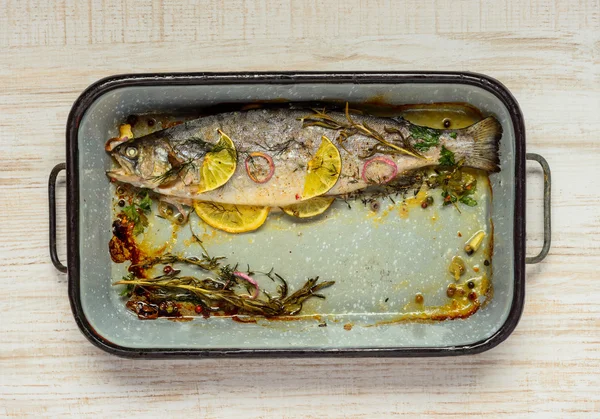 Quadratische Pfanne mit gekochtem Fisch — Stockfoto