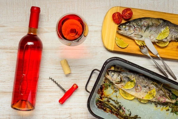 Rose şarap ve pişmiş alabalık balık — Stok fotoğraf
