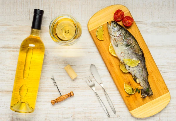 화이트 와인으로 조리 된 생선 — 스톡 사진