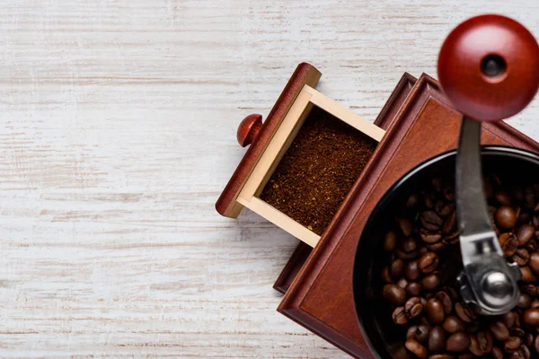 Moedor de feijão de café com espaço de cópia — Fotografia de Stock