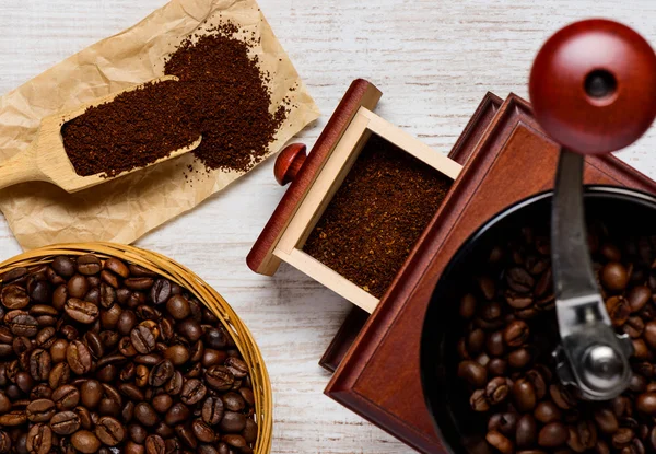 Kaffe förberedelser med kvarn — Stockfoto