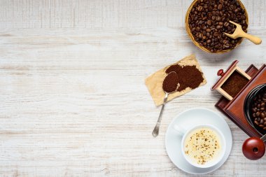 Cappuccino kahve fasulye ve kopya alanı üzerinde değirmeni