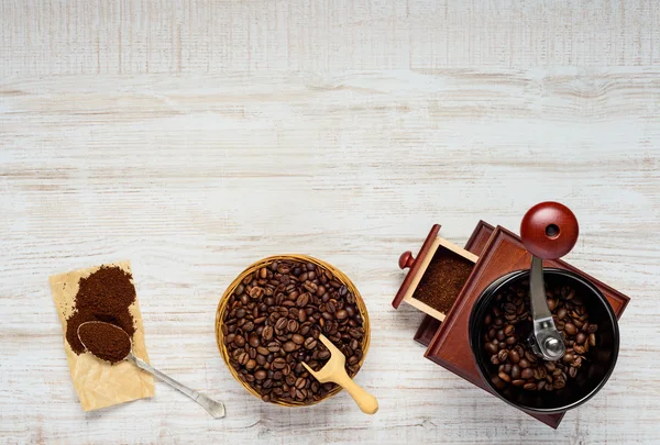 Coffe Ground, feijões e moedor com área de espaço de cópia — Fotografia de Stock