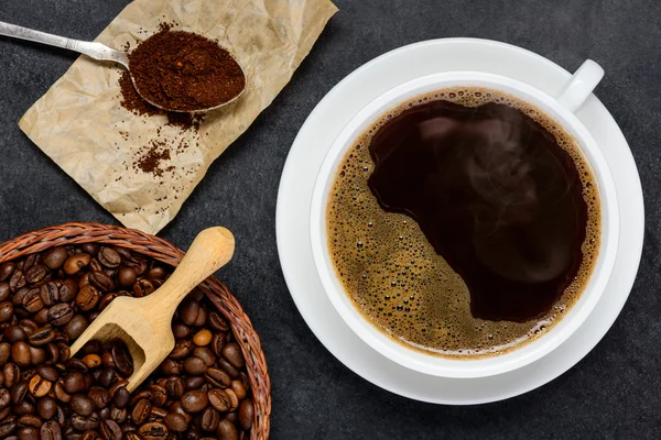 Xícara de café com grãos torrados — Fotografia de Stock