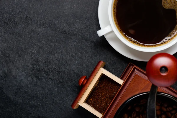 Copo de café com moedor e espaço de cópia — Fotografia de Stock