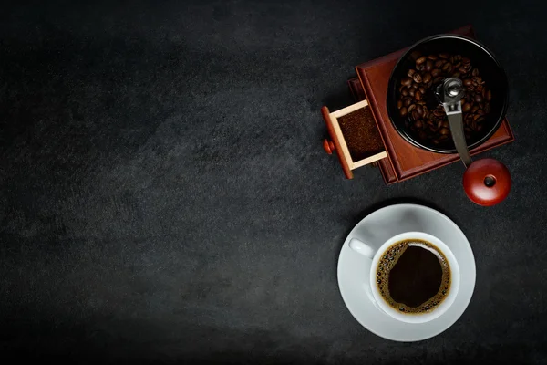 Kopp kaffe med kvarn och kopia utrymme — Stockfoto