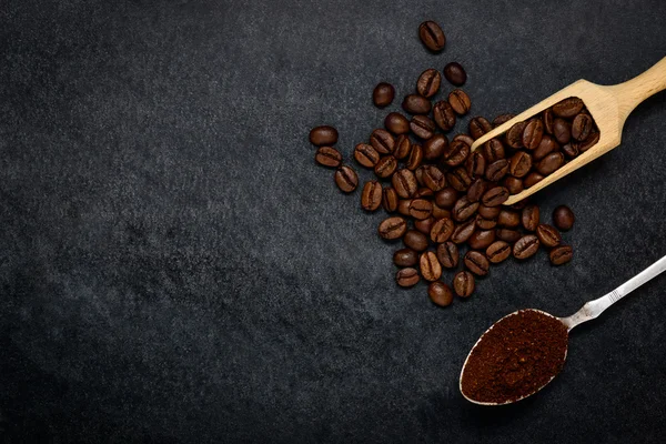 Braun gerösteter gemahlener Kaffee und Bohnen mit Kopierraum — Stockfoto