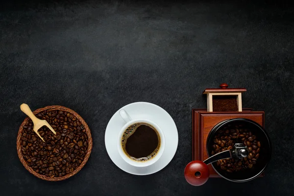 Kaffee mit weißer Tasse, Mühle und Bohnen auf Kopierfläche — Stockfoto