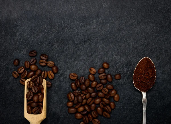 Coffe no solo e feijões com área de espaço de cópia — Fotografia de Stock