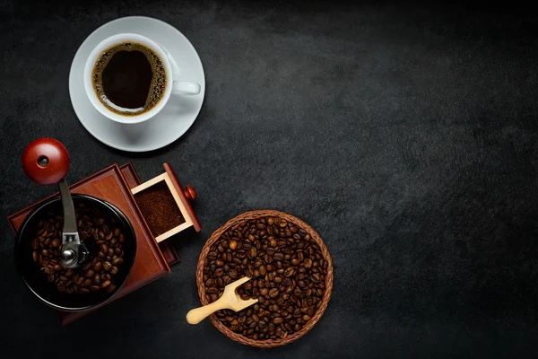 Tasse Kaffee mit Mühle und Bohnen mit Kopierraum — Stockfoto