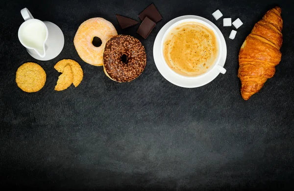 Café Cappuccino con Donut y Croissant en el área de espacio de copia —  Fotos de Stock