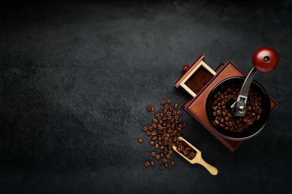 Kaffekvarn med bönor och kopia utrymme — Stockfoto