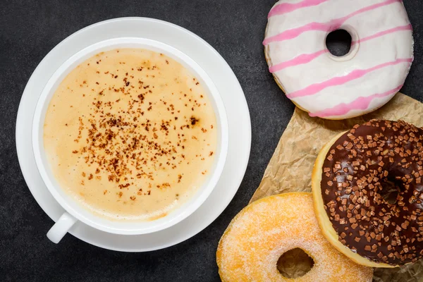 Cappuccino y Donuts —  Fotos de Stock