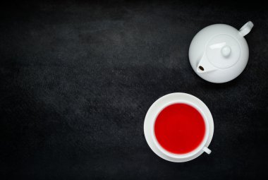 Kırmızı meyve çay beyaz demlik ve kopya alanı ile