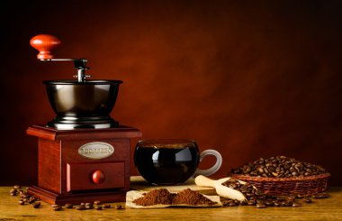 Malzemeler ve öğütücü fincan kahve