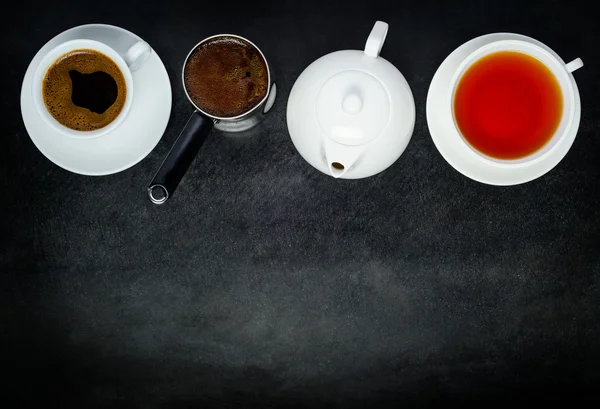 Καφέ και φλιτζάνια τσαγιού με τσαγιέρα και καφετιέρα, αντίγραφο χώρου — Φωτογραφία Αρχείου