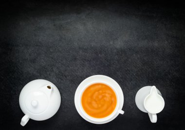 Siyah kahve süt, çaydanlık ve kopya alanı