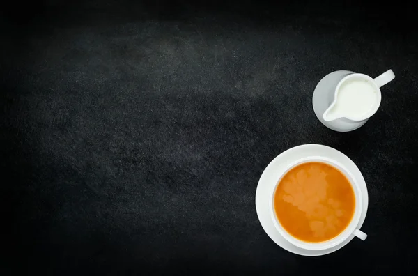 Té negro con leche y espacio de copia — Foto de Stock