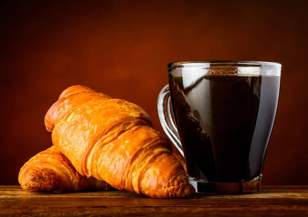 Kaffekopp och croissant — Stockfoto