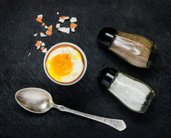 Gekookt ei met zout en peper — Stockfoto