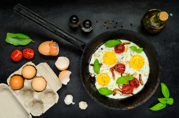 Cozinhar ovos fritos — Fotografia de Stock