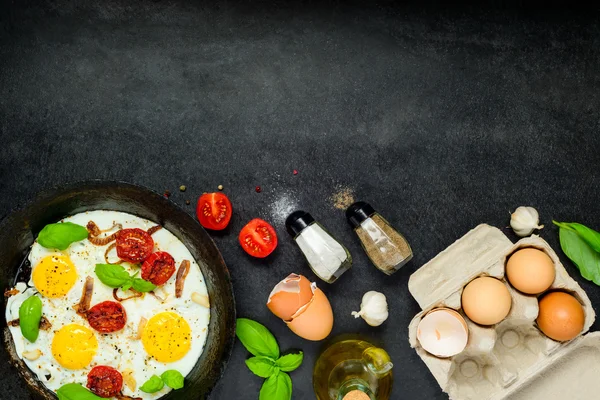Gebakken eieren met ingrediënten en ruimte kopieergebied — Stockfoto