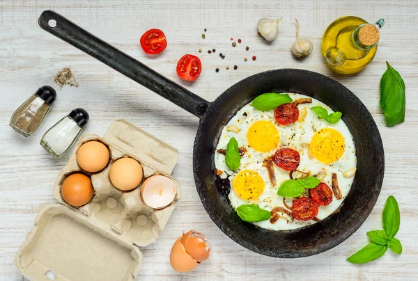 Kookpan met gebakken eieren — Stockfoto