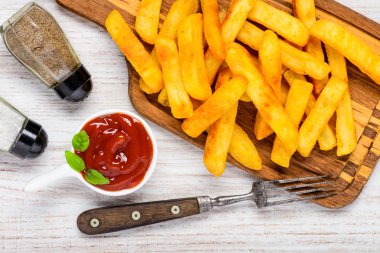 Patates kızartması çeşniler ve ketçap ile