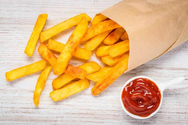 Saco de batatas fritas com ketchup — Fotografia de Stock