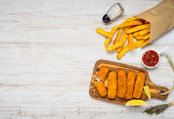 Papas fritas con dedos de pescado en el espacio de copia — Foto de Stock