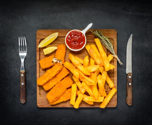 Comida chatarra con papas fritas y dedos de pescado — Foto de Stock